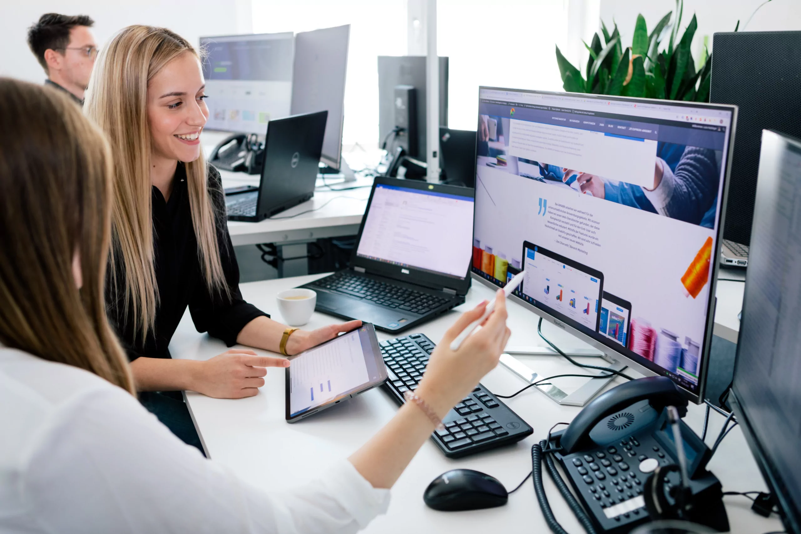 Ihre TYPO3-Webdesign-Expretinnen besprechen ein Design Zwei TYPO3-Experten reden über die Gestaltung einer Webseite.