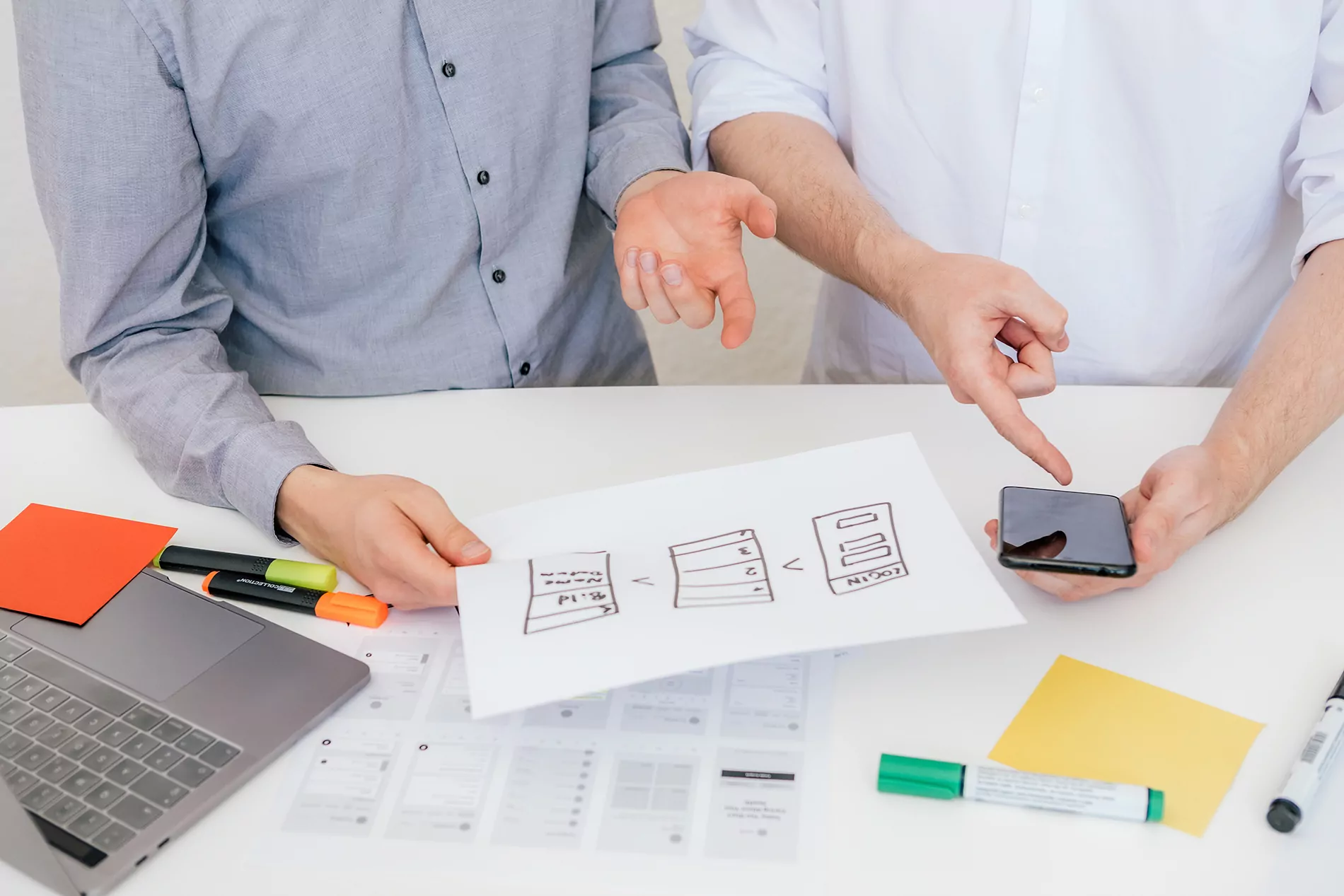 Ihre TYPO3-Agentur – Expertenmeeting bei ECONSOR Konzeptentwicklung Entwurf einer Webseite auf Papier