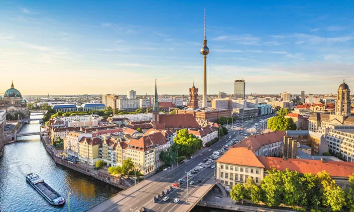 Panorama von Berlin mit Fernsehturm – Unser Standort in der Hauptstadt“