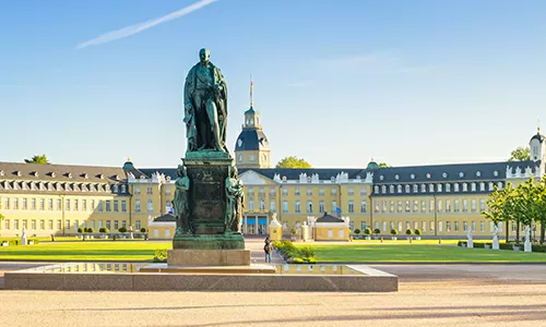 Unser Standort in Karlsruhe Das Denkmal vor dem Schloss Karlsruhe – Unser Standort in der Fächerstadt