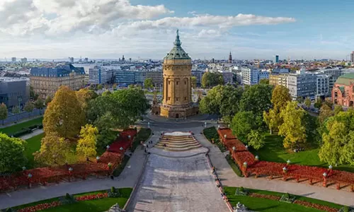 Unser Standort in Mannheim Der Mannheimer Wasserturm, umgeben von einer weitläufigen Parkanlage