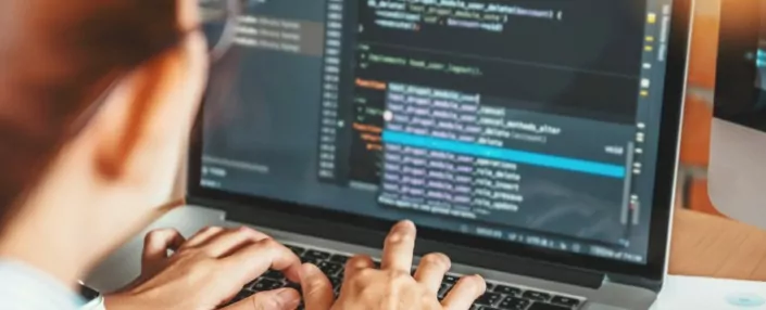 Mann ist im Backend einer Webseite und programmiert.